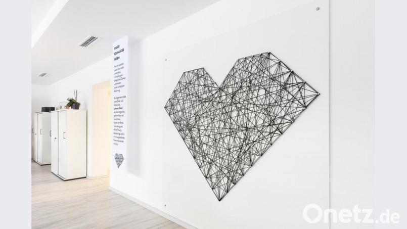 Wer Marken verkaufen will, muss eine Marke vorleben. Und dazu gehört ein Logo. Bei Schmid+Kreative ist das der herzförmige Diamant, den manche Mitarbeiter sogar tätowiert haben. Bild: Schmid+Kreative