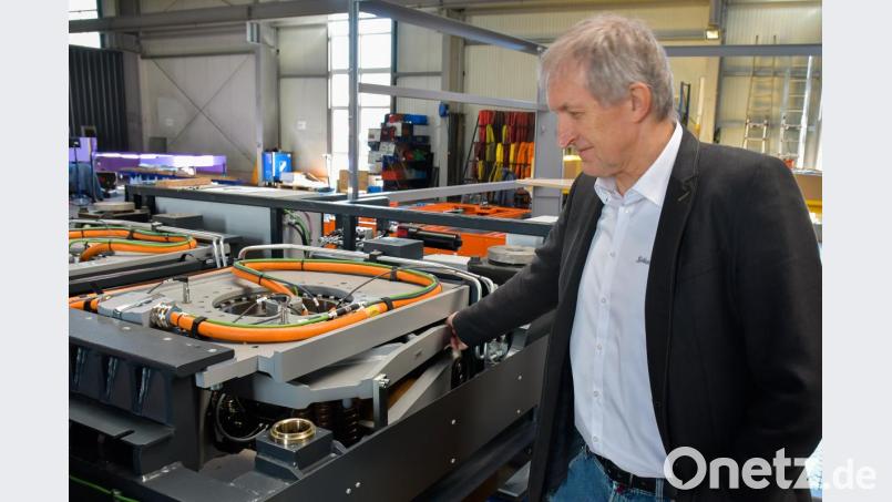 Franz Wittich erklärt die Besonderheiten der "Stäubli WFT"-Systeme: "Sie manövrieren millimetergenau und können tonnenschwere Lasten tragen." Bild: chl