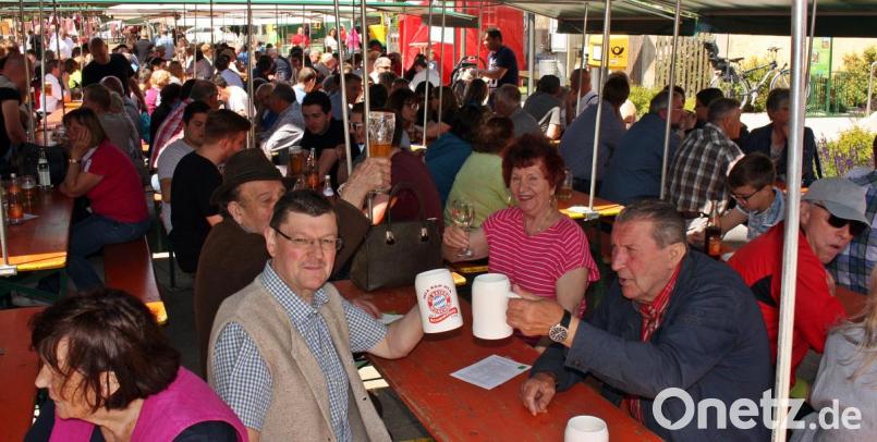 Anstoßen auf ein gelungenes Pirker Fest. Bild: zer
