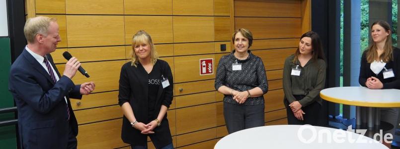 Über die Situation von Unternehmensgründerinnen diskutieren (von links) Professor Christoph Hachmöller, Unternehmerin Laura Berg, Landtagsabgeordnete Annette Karl,
Unternehmerin Verena Fitzgerald und Wissenschaftlerin Anna Meyer. Bild: Bühner