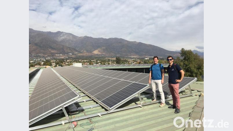 Stolz: Siegfried Schröpf mit Projektleiter Alejandro Harbach González und einer Photovoltaikanlage auf dem Dach des „Colegio Egaña“, einer Schule in Peñalolen, Santiago de Chile. Bild: privat