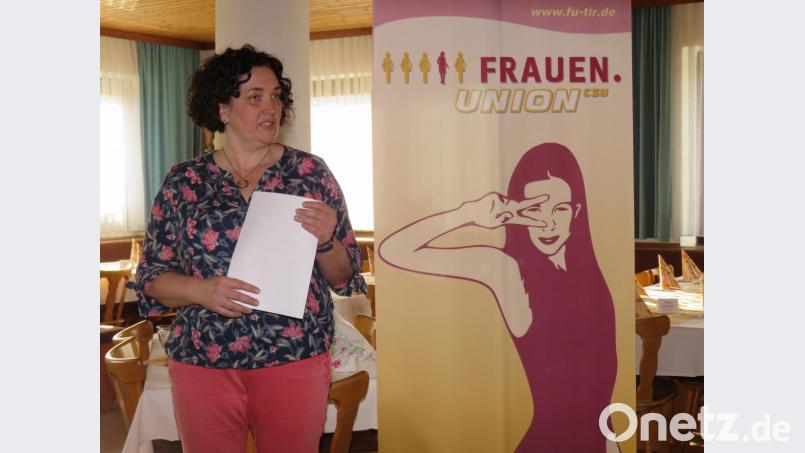 Die FU-Vorsitzende (hier vor einem sehr modernen Rollup der Frauen-Union) stellte die Frauenrechte in ihrer Rede besonders heraus. Bild: ubb