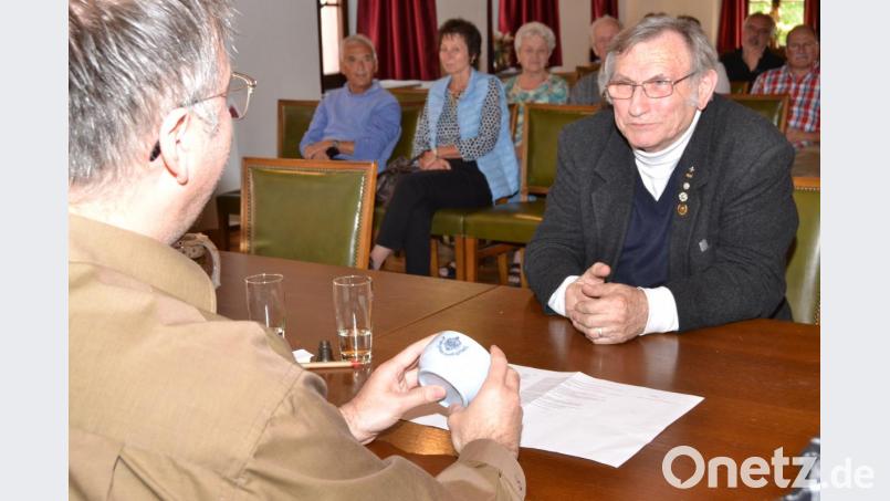 Eisenbahnmuseumsdirektor Horst Scheiner brachte eine Tasse aus der frühen Zeit der Porzellanfabrik Bauscher (gegründet 1880): einen Vorläufer der &quot;Mitropa&quot;- Tassen. Bild: hcz