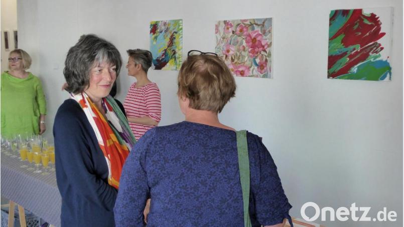 Ausstellungseröffnung mit Elisabeth Scherb, Leiterin von „Dornrose“ (im Gespräch mit einer Besucherin) Bild: fsb