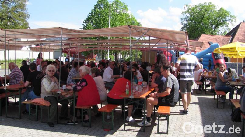 Von 10 Uhr am Morgen bis 19 Uhr am Abend bevölkern mehrere 100 Gäste den Platz vor dem Feuerwehrhaus. Bild: sei