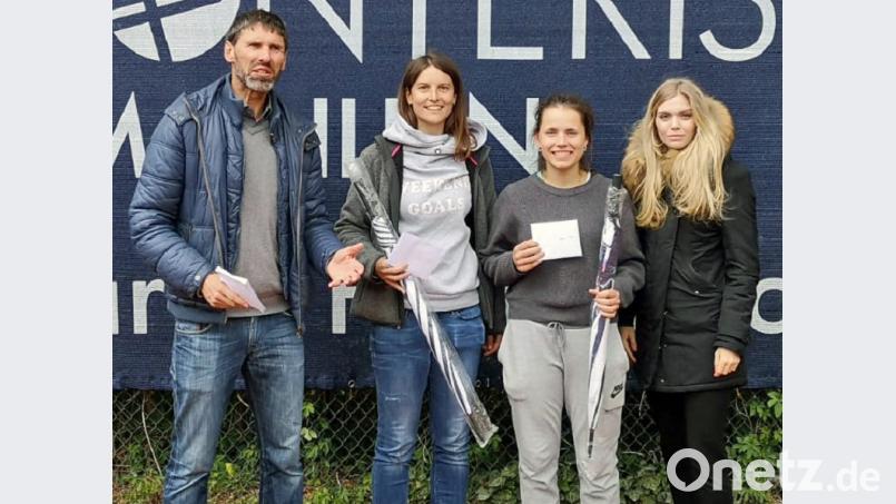 Bei den Damen setzte sich Katharina Maier (2. von rechts) durch. Mit auf dem Foto (von links): RTK-Vorsitzender Andreas Pindl, Veronika Haas und Carolina Ancicka. Bild: lst