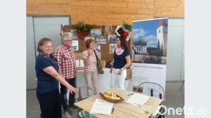 Der Förderverein Johann Flierl mit Gerda Stollner (rechts) und Anni Weber (links) engagiert sich stark für den Ausstellungsraum im alten Schulhaus Fürnried. Bild: fm