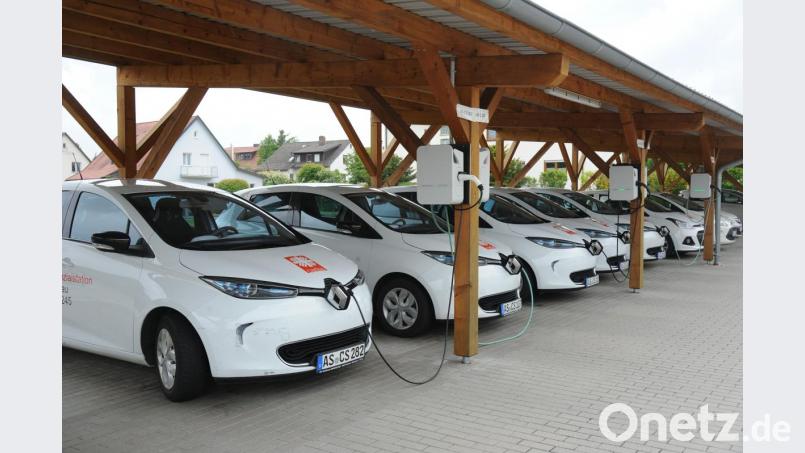Die E-Mobile der Caritas-Sozialstation in Hirschau werden jeden Tag mit Solarstrom betankt. Der kommt von der auf dem Carport montierten Photovoltaikanlage. Bild: gf