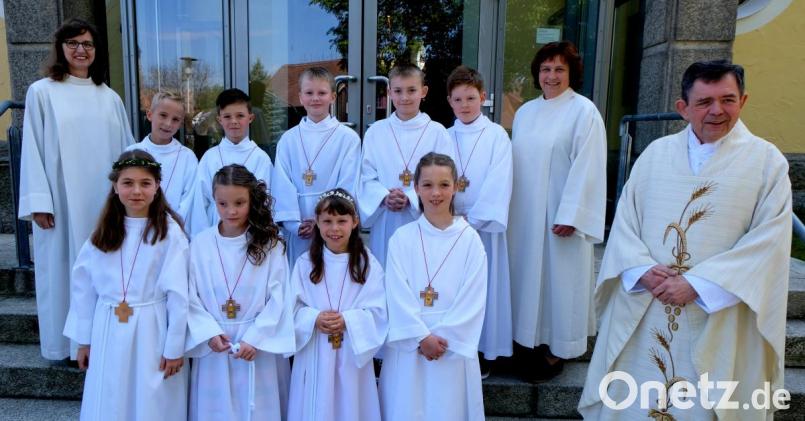 Fünf Buben und vier Mädchen empfangen am Sonntag in der katholischen Pfarrkirche St. Johannes der Täufer die Erstkommunion. Pfarrer Max Früchtl (rechts), Elisabeth Lehner (hinten, rechts) und Christina Schaller (hinten, links) haben sie begleitet. Bild: le