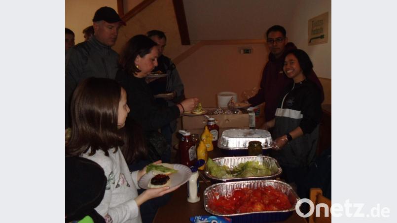 Im Josefshaus-Foyer heiß begehrt: American Burger samt Salat und sonstigen Zutaten. Die US-Gäste hatten ihr gesamtes Equipment selbst mitgebracht. Bild: u