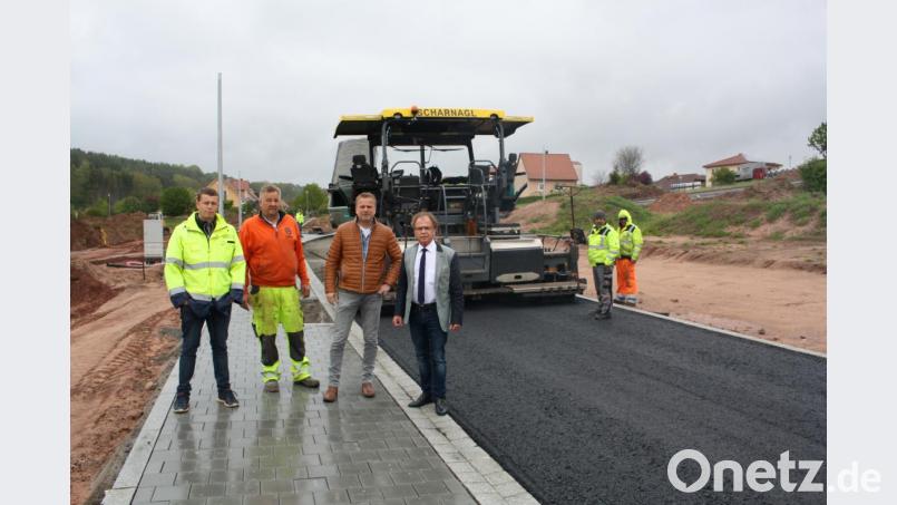 Ingenieur Michael Wagner (Zweiter von rechts) hat gute Nachrichten für Bürgermeister Werner Walberer (rechts). Die verlängerte Wiedenhofstraße wird bald fertig asphaltiert sein. Bild: bjp