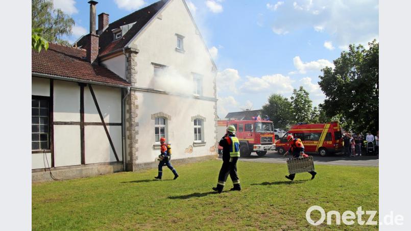 Es raucht bei der Schauübung der Jugendfeuerwehr. Bild: jma