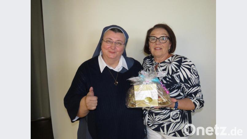 MGH-Leiterin Gudrun Brill schenkte Schwester Teresa für ihren Vortrag eine Kleinigkeit. Bild: ubb
