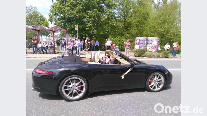 Den Festzug führte der 87- jährige Toni Platzer, alias Schneinderkannes, als ältestes Mitglied des Hahnbacher KBV im Cabrio an. Bild: mma