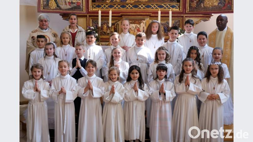 Die Eschenbacher Kommunionkinder dürfen mit Stadtpfarrer Thomas Jeschner, Pfarrer Paul Ezenwa und Gemeindereferentin Eva-Maria Frohmann zum ersten Mal an den Tisch des Herrn treten. Bild: do