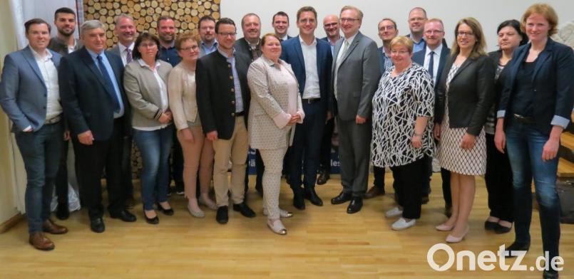 MdL Alexander Flierl (Achter von rechts) steht auch in den kommenden zwei Jahren an der Spitze des CSU-Kreisverbandes Schwandorf. Zur Führungsriege gehören auch vier Stellvertreter und 14 Beisitzer, zwei Schriftführer und der Kassier. Bild: Köppl