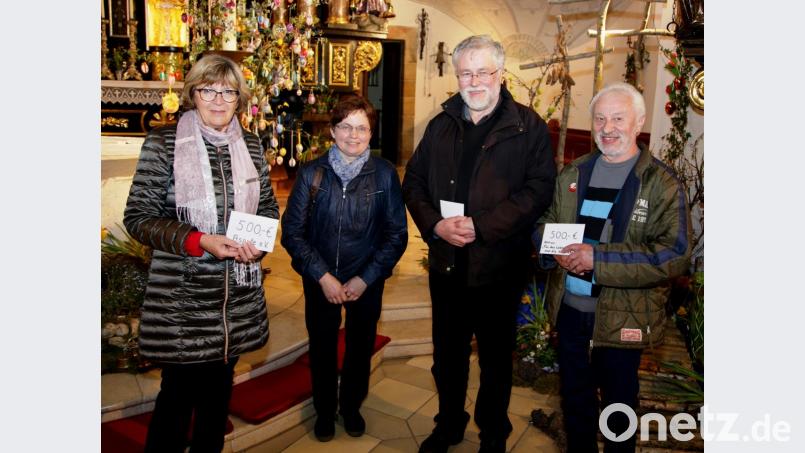 Der Missionsausschuss zeigt sich abermals spendabel. Maria Lober (Zweite von links) übergibt an Hans Karl (rechts) als Initiator der Aktion „Für das Leben und die Hoffnung“ 500 Euro. Stadtpfarrer Edmund Prechtl (Zweiter von rechts) erhält 1000 Euro für die Kirchenorgelsanierung. Asante e. V. hat es sich zur Aufgabe gemacht, Bildung, Ernährung sowie Arbeit im kenianischen Tiwi zu unterstützen. Johanna Schirdewahn vom Asante-Arbeitskreis Erbendorf (links) nimmt eine 500-Euro-Spende entgegen. Bild: mng