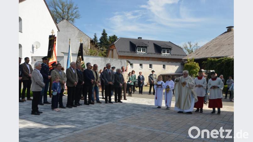 Die Umfeldgestaltung der Kaimlinger Dorfkirche ist nun mit der Segnung abgeschlossen. Bild: dob