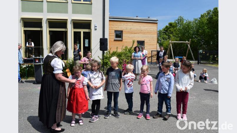 In ihren Gstanzln nahmen die Kinder alle aufs Korn. Bild: bnr