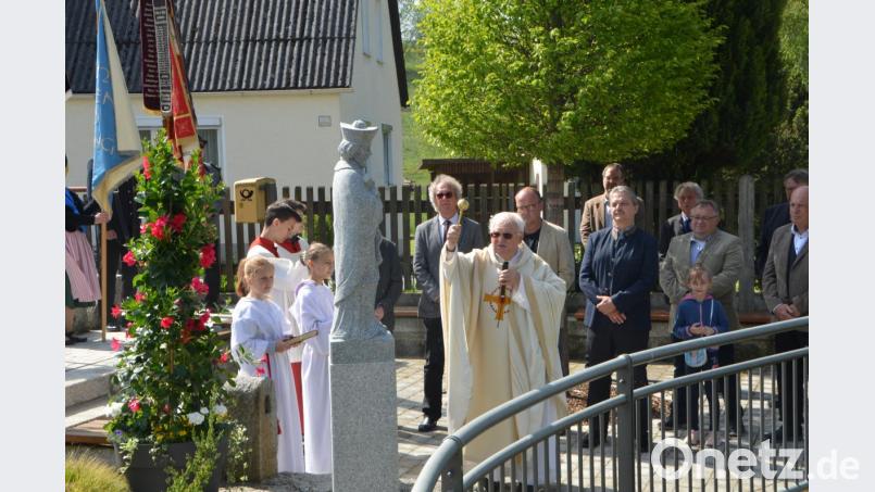 Pfarrer Gerhard Schmidt segnete die Nepomuk-Statue. Bild: dob