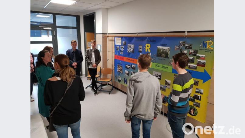 Vor einem interessierten Publikum aus Eltern, Schülern und Lehrern präsentierten die Schüler der 9. Klassen der Naabtal-Realschule ihre Projekte rund um das bevorstehende Jubiläum. Bild: hir