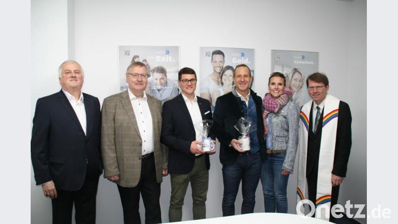 Geschäftseröffnung in Waldershof: Im Bild von links die Stadträte Hilmar Wollner und Werner Spörer, die Kanzleibetreiber Karl Roland Krämer und Bernd Hilpert mit Mitarbeiterin Daniela Kerling und Pfarrer Andreas Kraft. Bild: fpoz