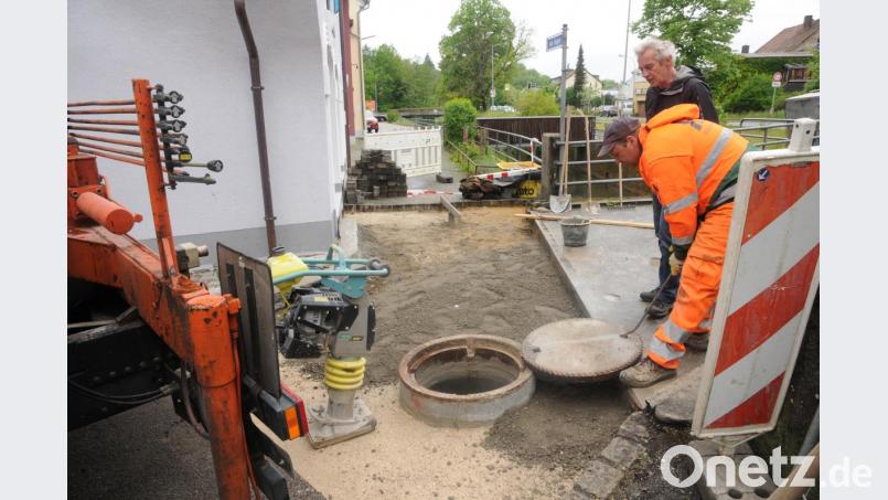 Auch der Kanalschacht sowie die Straßenanschlüsse sind Gegenstand der umfangreichen Sanierung in der Straße &quot;Am Steg&quot;. Bild: ge