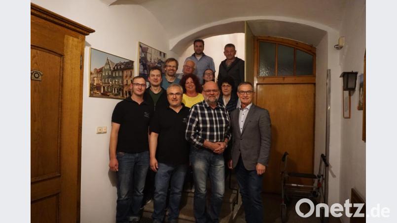 Bürgermeister Werner Nickl (rechts) gratulierte Joachim Krauß (links) zur Wahl zum Vorsitzenden und dankte Georg Besold (Zweiter von links) für acht erfolgreiche Vorstandsjahre. Bild: kaz