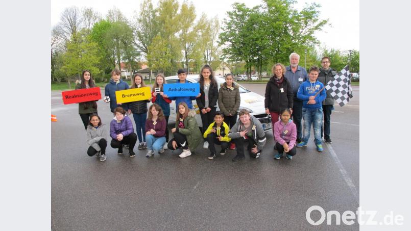 Die Sechstklässler der Vilsecker Mittelschule beim Verkehrsunterricht &quot;Hallo Auto&quot; des ADAC. Bild: khg