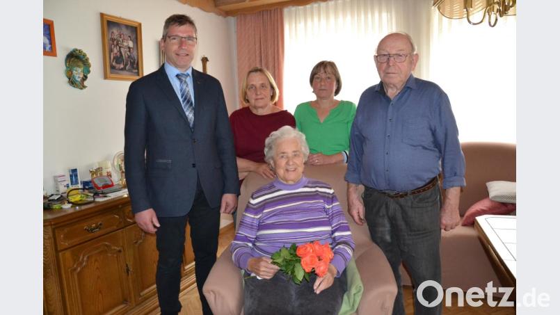 Ella und Adolf Graf feierten Diamantene Hochzeit im Kreise ihrer Familie. Dazu gratulierten ihre Töchter Antonia und Christine (von links) sowie Bürgermeister Hermann Ach. Bild: gi
