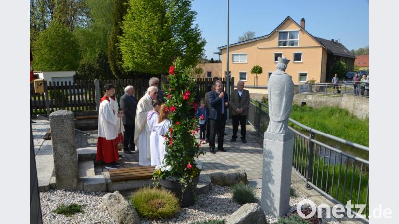Kaimling erlebte mit der Segnung der Nepomuk-Statue und der Umfeldgestaltung an der Dorfkirche einen wunderschönen Tag, der nicht malerischer hätte sein können, denn auch Petrus schickte Sonnenstrahlen und einen blauen Himmel. Bild: dob