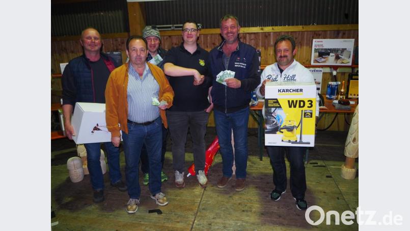 Spielleiter und 2.Vorsitzender Marcel Schmid gratulierte den Sieger Daniel Schuster zum Gewinn des ersten Preises und 500 Euro. Hermann Lettner, Reinhold Müller, Daniel Kauper und Markus Reifenberger (von li.) folgten ihm auf den Plätzen. Bild: wmi