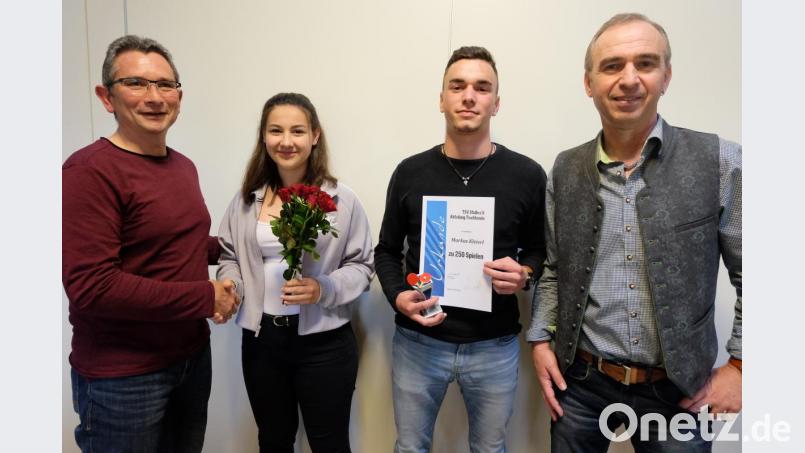 Der Spartenleiter der Tischtennisabteilung Stulln, Erich Kneißl (links), gratulierte Antonia Heigl als Mitgewinnerin der deutschen Meisterschaft in Berlin im Team der Mädchenrealschule Schwandorf sowie Markus Kleierl für 250 Spiele. Der Vertreter des Hauptvereins, Kurt Nachtmann (rechts), überbrachte die Glückwünsche des TSV Stulln. Bild: ohr