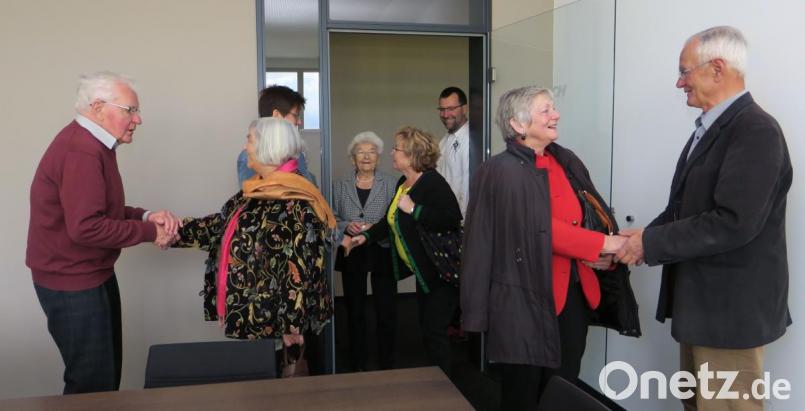 Wiedersehen auf dem Sitzenhof. Hansjürgen Bayer (links) und Dankwart Horsch (rechts) begrüßten ehemalige Bewohner des Gutshofs, die an die Stätte ihrer Kindheit zurückkehrten. Bild: Hirsch