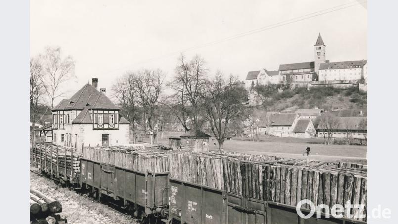 Ein Argument für den Bau der Lokalbahn war der Holzreichtum der Gegend. Diese Aufnahme des Eisenbahn-Fotografen Walther Zeitler kurz vor dem Ende des Güterverkehrs auf der Strecke (März 1972) scheint das zu bestätigen. Bild:  Walther Zeitler/Archiv Josef Schmaußer