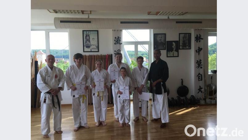 Sämtliche Teilnehmer des Vereins Okinawa-Karate Pfreimd bestanden die Gürtelprüfung. Bild: exb