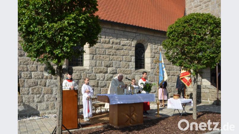 Kaimling erlebte mit der Segnung der Nepomuk-Statue und der Umfeldgestaltung an der Dorfkirche einen wunderschönen Tag, der nicht malerischer hätte sein können, denn auch Petrus schickte Sonnenstrahlen und einen blauen Himmel. Bild: dob