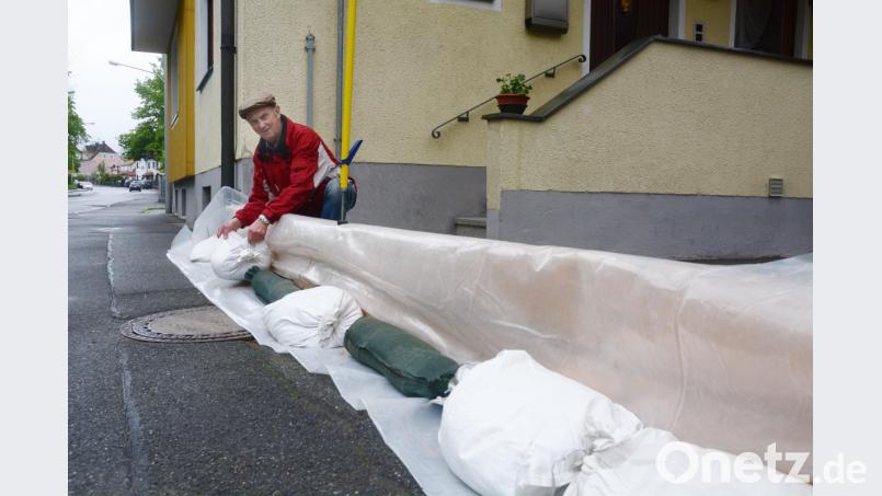 Ernst Biebl hat sich einen Flutschutz aufgebaut. Bild: Gabi Schönberger