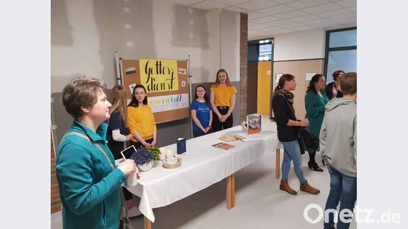 Vor einem interessierten Publikum aus Eltern, Schülern und Lehrern präsentierten die Schüler der 9. Klassen der Naabtal-Realschule ihre Projekte rund um das 60. Schuljubiläum. Bild: hir