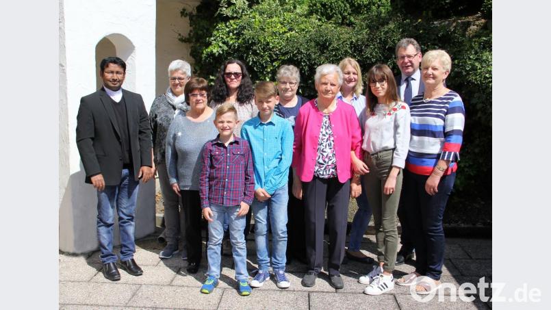 Berta Urban (vorne, Mitte) feierte mit drei ihrer fünf Urenkel, Tochter Gisela (rechts) und der Seniorenbeauftragten der Gemeinde Rita Reiter (links) Geburtstag Zu den weiteren Gratulanten zählten (hinten, von links) Kaplan William Akkala, Siglinde Glaser und Anna Meier (Gartenbauverein), Renate Pflug (Krankenpflegeverein), Enkelin Christiane und sowie Bürgermeister Martin Prey. Bild: boj