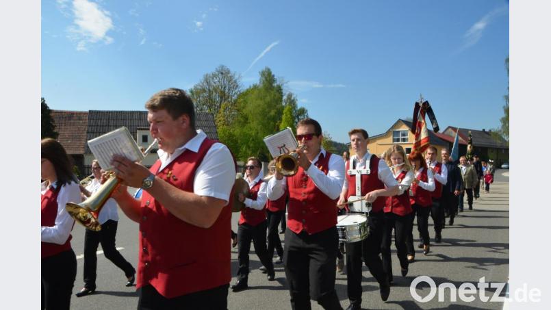 Nach den Segnungsfeierlichkeiten reihten sich die Vereins- und Fahnenabordnungen wieder hinter der Blaskapelle Roggenstein ein und zogen zum alten Schulhaus. Bild: dob