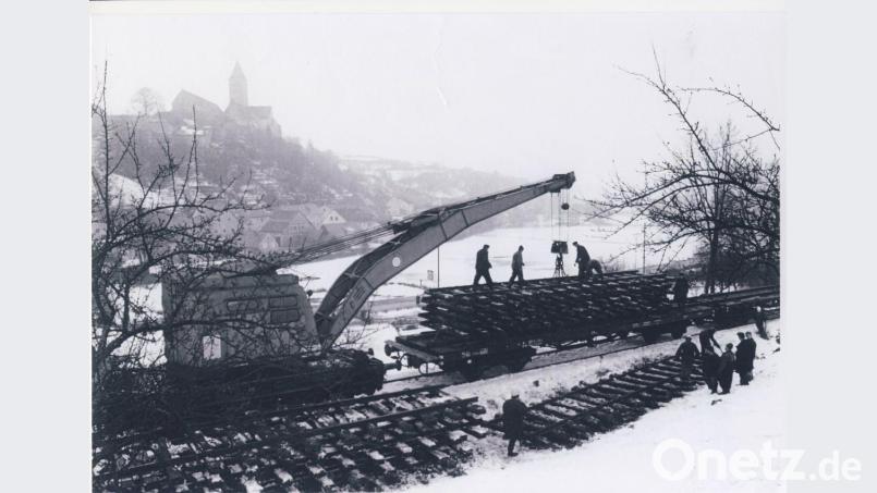 Von Herbst 1972 bis Frühjahr 1973 wurden die Gleise abgebaut. Diese Meister-Aufnahme vom Ende der Lokalbahn entstand in Kastl. Bild:  Georg Pickl, Kastl