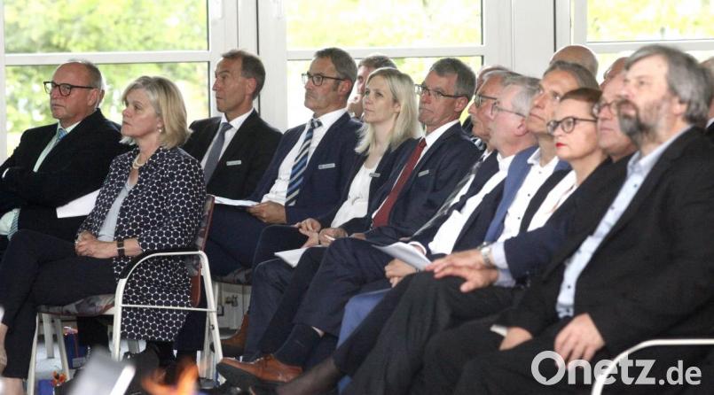 Am Montag fand in Charlottenhof die erste gemeinsame Vertreterversammlung seit der Fusion der Volksbank Raiffeisenbank Regensburg-Schwandorf statt. Bild: Hirsch