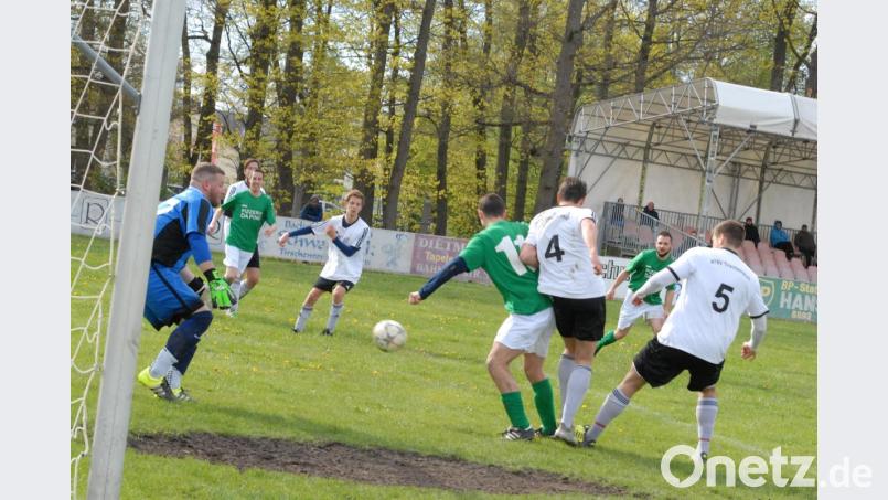 Der ATSV Tirschenreuth (grüne Trikots) trifft in der Relegation zur Kreisliga auf den FC Lorenzreuth. Bild: gb