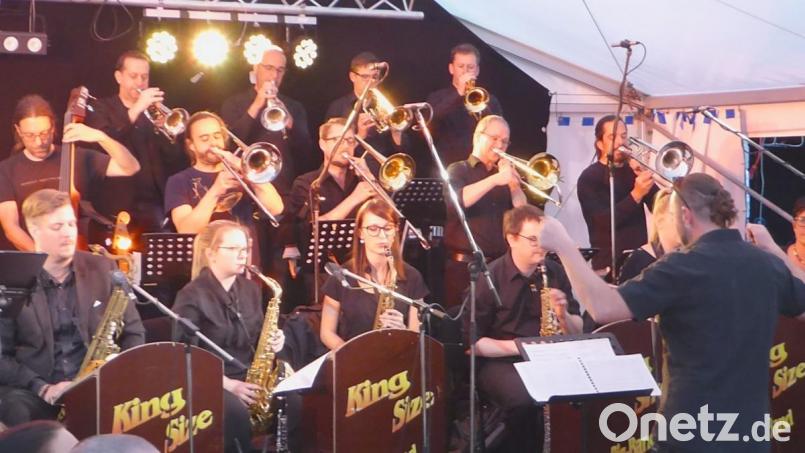 Markus König dirigiert seine „King-Size Big-Band“ Bild: fsb