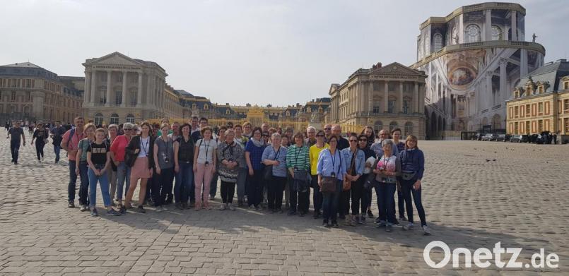44 Teilnehmer der vhs-Reise vor dem Schloss Versailles. Bild: exb