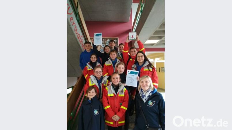 Das Jugendrotkreuz aus Kirchenthumbach ging mit zwei Gruppen beim Kreiswettbewerb in Auerbach an den Start. Durch ihr tolles Ergebnis dürfen beide Gruppen beim Bezirkswettbewerb in Furth im Wald teilnehmen. Bild: lep