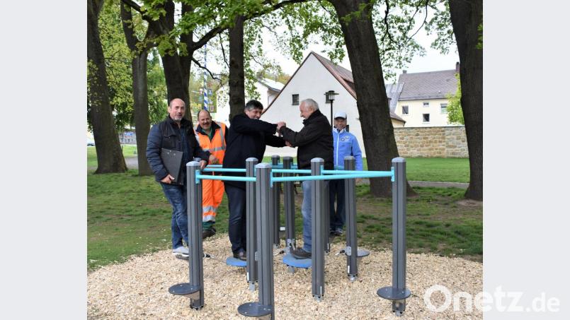 Bürgermeister Edgar Knobloch und Josef Neubauer (Mitte, von links) eröffnen offiziell den Senioren-Sportpark. Bei der Einweihung sind auch (von links) Oliver Fehr, Alexander Eismann und Karl-Heinz Wächter (rechts). Bild: rgr