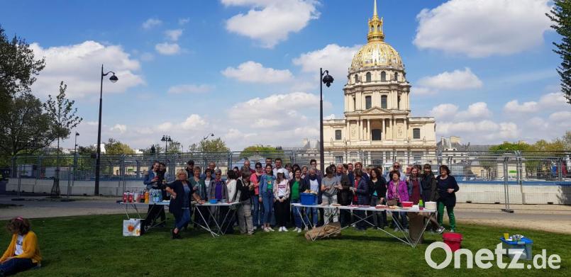 44 Teilnehmer der vhs-Reise beim Picknick vor dem Invalidendom. Bild: exb