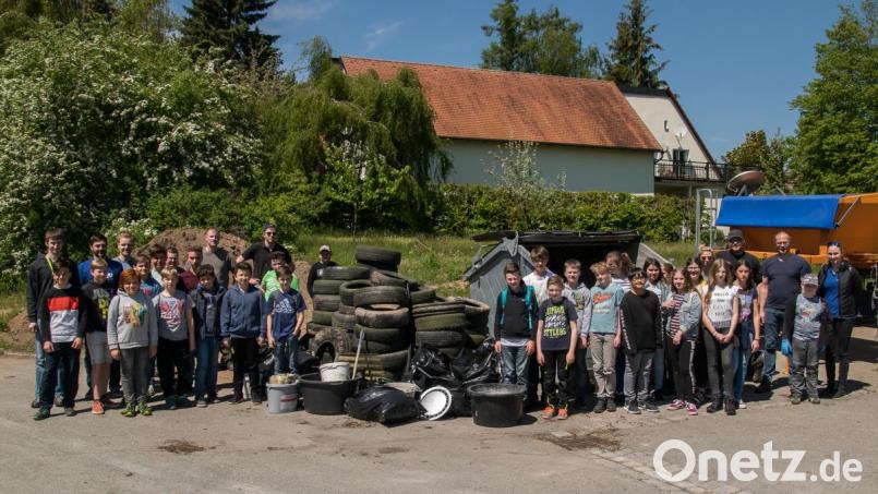 „Nicht über den Umweltschutz große Reden schwingen, sondern bei der "Ramadama"-Aktion kräftig mit anpacken“ lautete die Devise von Junger Union und mehreren Firmlingen. Bild: jzk